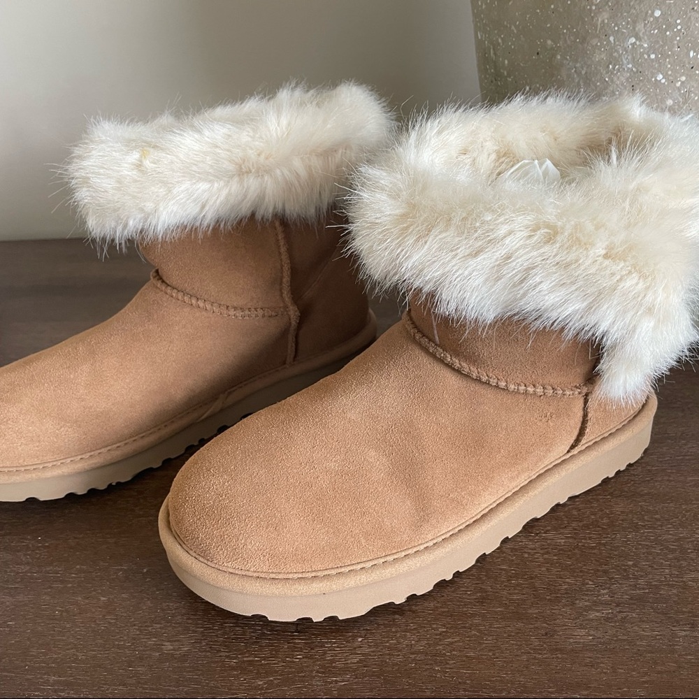 UGG BOOTS. NEVER WORN.